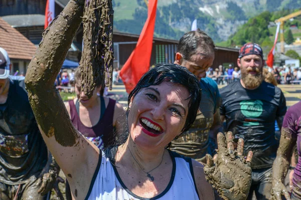 Lidé, kteří se podílejí na Fischermanově kamarádovi strongmanovi běhají v Eng — Stock fotografie