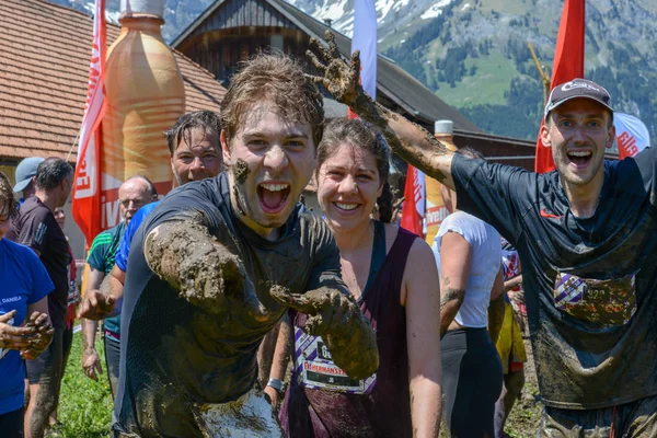 Pessoas que participam no amigo de Fischerman, o homem forte, correm para Eng. — Fotografia de Stock