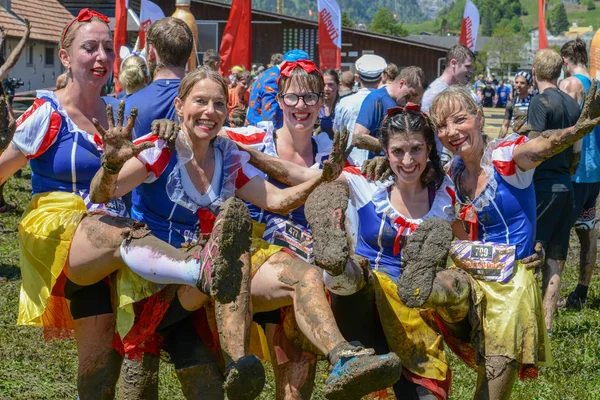 Lidé, kteří se podílejí na Fischermanově kamarádovi strongmanovi běhají v Eng — Stock fotografie