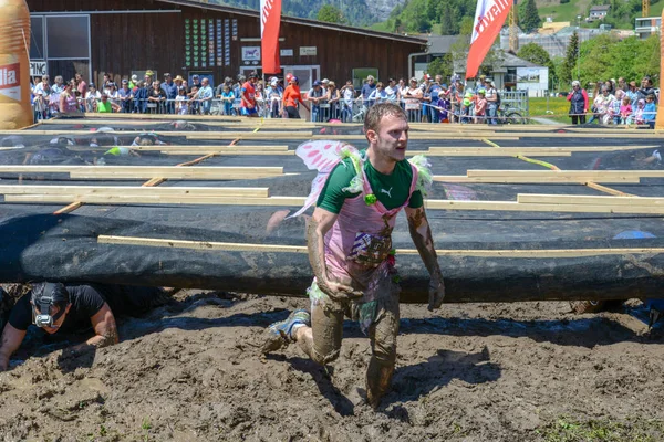 Lidé, kteří se podílejí na Fischermanově kamarádovi strongmanovi běhají v Eng — Stock fotografie