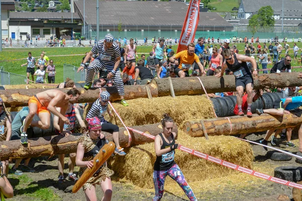 Lidé, kteří se podílejí na Fischermanově kamarádovi strongmanovi běhají v Eng — Stock fotografie