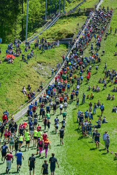 Lidé, kteří se podílejí na Fischermanově kamarádovi strongmanovi běhají v Eng — Stock fotografie