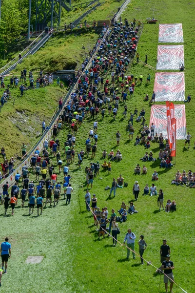 Lidé, kteří se podílejí na Fischermanově kamarádovi strongmanovi běhají v Eng — Stock fotografie