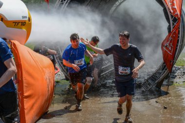 Fischerman 'ın arkadaşı Strong, Eng' e koşuyor.
