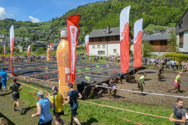 Lidé, kteří se podílejí na Fischermanově kamarádovi strongmanovi běhají v Eng — Stock fotografie