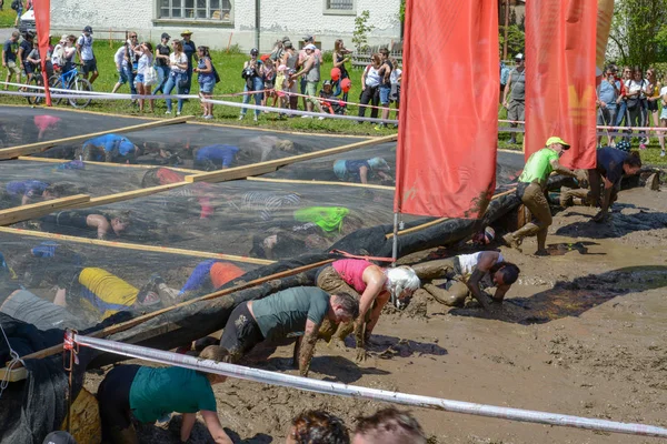 Lidé, kteří se podílejí na Fischermanově kamarádovi strongmanovi běhají v Eng — Stock fotografie