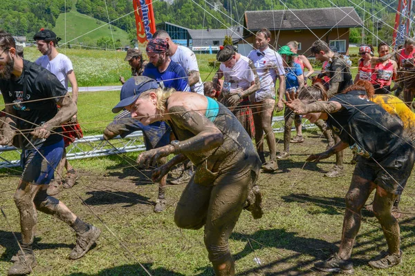 Pessoas que participam no amigo de Fischerman, o homem forte, correm para Eng. — Fotografia de Stock