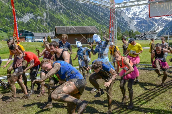 Pessoas que participam no amigo de Fischerman, o homem forte, correm para Eng. — Fotografia de Stock