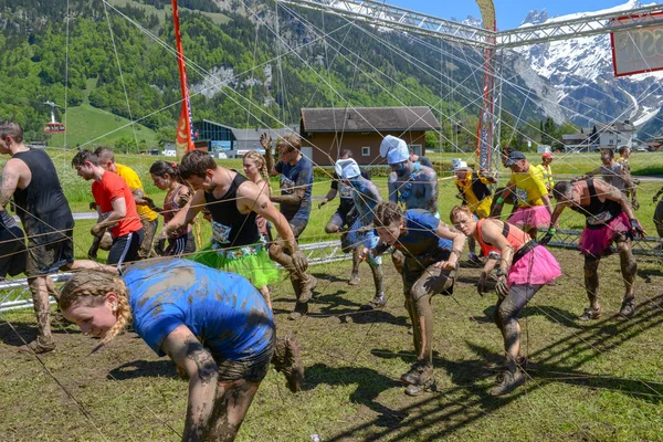 Lidé, kteří se podílejí na Fischermanově kamarádovi strongmanovi běhají v Eng — Stock fotografie