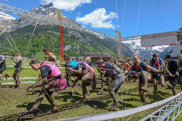 Lidé, kteří se podílejí na Fischermanově kamarádovi strongmanovi běhají v Eng — Stock fotografie