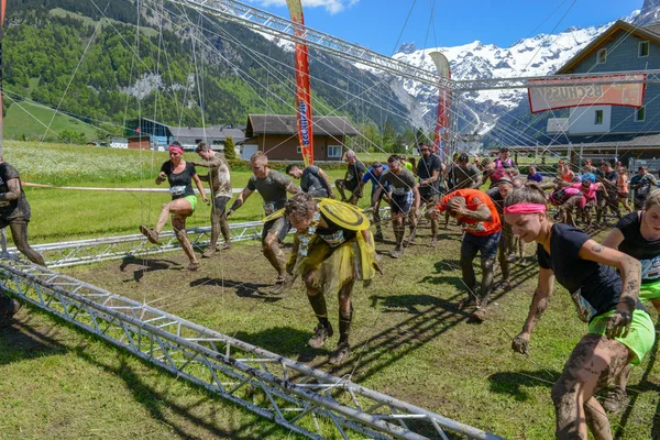 Lidé, kteří se podílejí na Fischermanově kamarádovi strongmanovi běhají v Eng — Stock fotografie