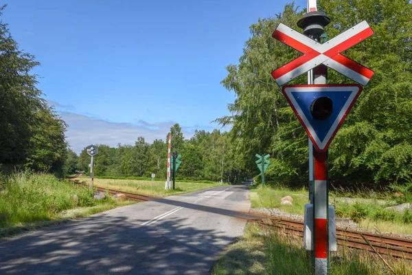 Ferrocarril que cruza la puerta en el bosque en Gribskov, Dinamarca —  Fotos de Stock