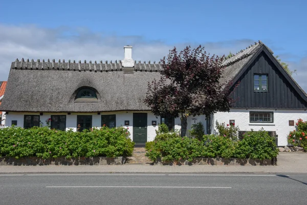 Traditionellt hus på landet i Gilleleje på Danmark — Stockfoto