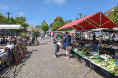 İsveç 'teki Angelholm pazarındaki insanlar.