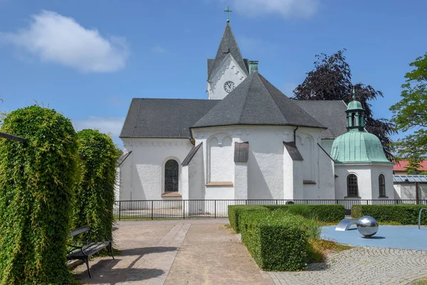Igreja na praça central de Angelholm, na Suécia — Fotografia de Stock