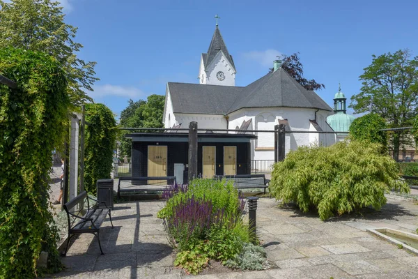 Iglesia en la plaza central de Angelholm en Suecia —  Fotos de Stock