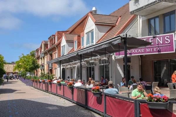 İnsanlar İsveç 'teki Angelholm restoranında yemek yiyorlar. — Stok fotoğraf