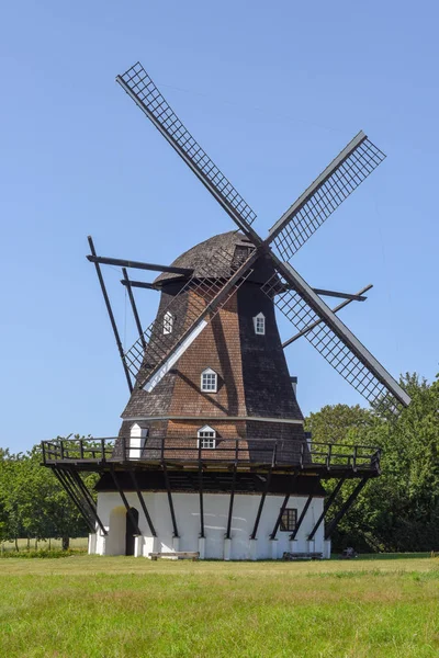 Oude wodden windmolen bij Domsten in Zweden — Stockfoto