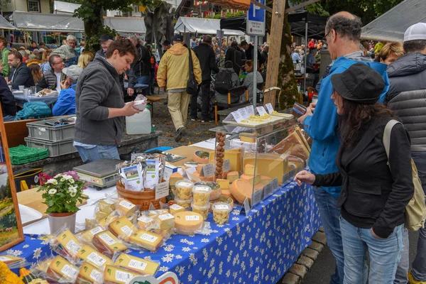 Vendedor de queso en el mercado de otoño en Engelberg en el alp suizo — Foto de Stock