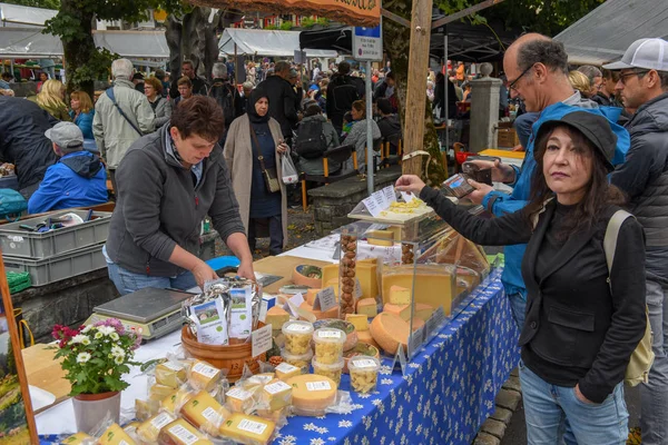 Vendedor de queso en el mercado de otoño en Engelberg en el alp suizo — Foto de Stock