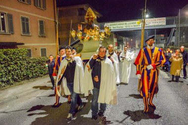 İsviçre 'deki Agno' da Katolik alayı