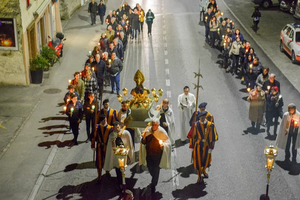 Katolický průvod v Agnu ve Švýcarsku — Stock fotografie