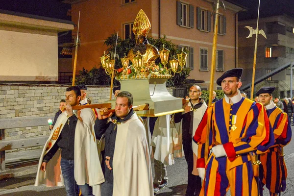 Katolický průvod v Agnu ve Švýcarsku — Stock fotografie