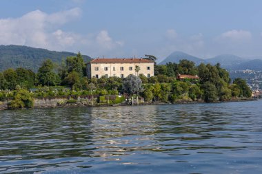 İtalya, Maggiore Gölü 'ndeki Maire Adası' ndaki saray ve bahçe parkı.