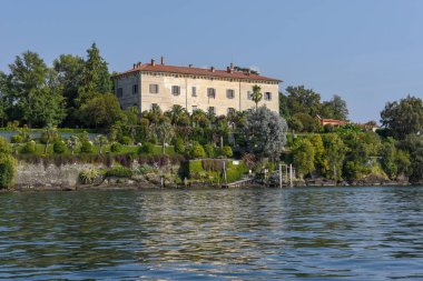 İtalya, Maggiore Gölü 'ndeki Maire Adası' ndaki saray ve bahçe parkı.