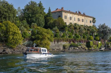 İtalya 'daki Maggiore Gölü' ndeki Maire Adası 'ndaki saray ve bahçe parkı.