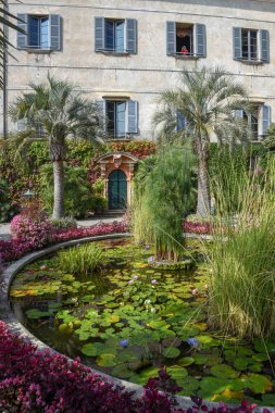 Süslü çiçek bahçesi ve Maggio Gölü 'ndeki Madre Adası parkı.