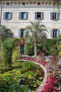 Süslü çiçek bahçesi ve Maggio Gölü 'ndeki Madre Adası parkı.