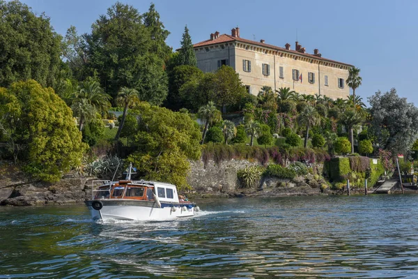 Palacio y jardín parque de la isla Madre en el lago Maggiore en Italia — Foto de Stock