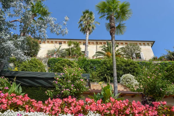 Palats och trädgård park Madre ön på sjön Maggiore, Italien — Stockfoto