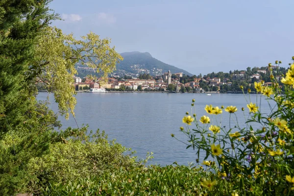 湖のマドレ島からVerbaniaの町で見る｜Maggiore, — ストック写真
