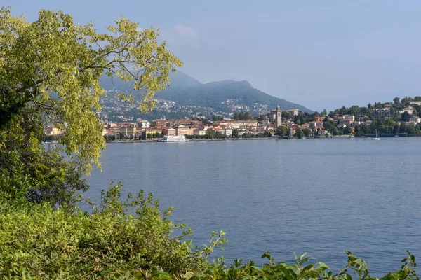 Вид на місто Вербанія з острова Мадре на озеро Маджоре., — стокове фото