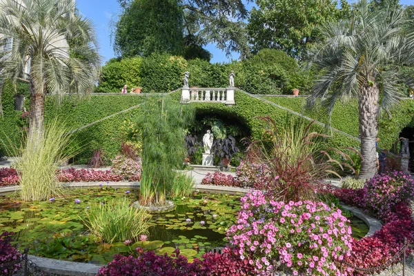 Jardim floral ornamental e parque da ilha de Madre no lago Maggio — Fotografia de Stock