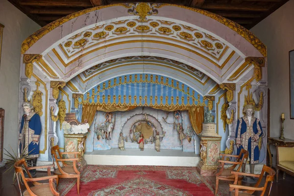 O teatro de marionetes no palácio de Borromeu na ilha de Madre, na Itália — Fotografia de Stock