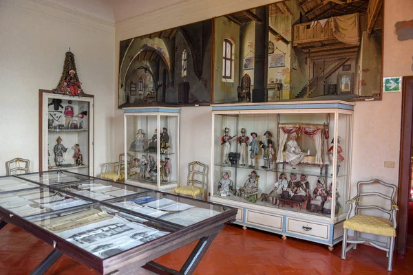 O teatro de marionetes no palácio de Borromeu na ilha de Madre, na Itália — Fotografia de Stock