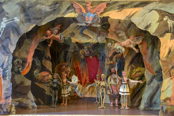이탈리아의 마 드레 섬에 있는 보로 메 오궁에 있는 인형극 — 스톡 사진