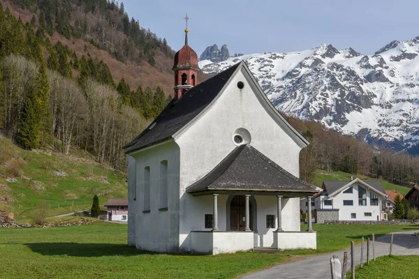 瑞士阿尔卑斯山脉Engelberg谷地的小教堂 — 图库照片