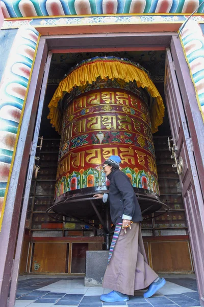 Pokhara Nepal Januar 2020 Frau Betet Tibetischen Buddhistischen Kloster Jangchub — Stockfoto