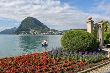 Lugano, İsviçre - 6 Haziran 2020: İsviçre 'deki Lugano gölünde teknesinde balıkçı