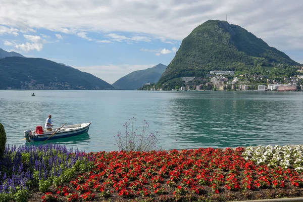 Lugano Schweiz Juni 2020 Fiskare Sin Båt Sjön Lugano Schweiz — Stockfoto