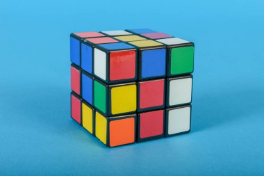 Mavi arkaplanda Rubik küpü