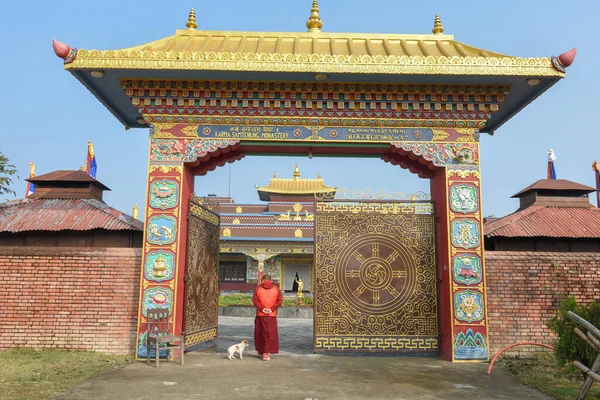 ネパールのルンビニ 2020年1月18日ネパールのルンビニの修道院地帯の入り口ドアの前の僧侶 — ストック写真