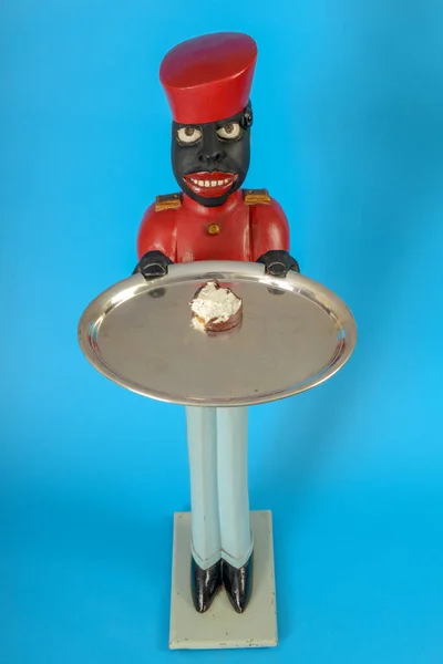 Statue Black Servant Chocolate Cake Tray — Stock Photo, Image