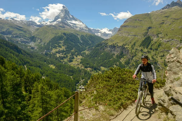 Zermatt Ελβετία Ιουλίου 2020 Αγόρι Που Οδηγεί Mtb Μονοπάτι Ροής — Φωτογραφία Αρχείου