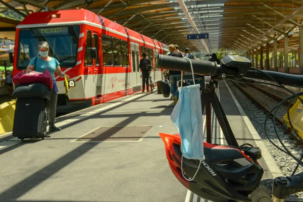 Zermatt Suiza Julio 2020 Máscara Colgada Del Manillar Una Bicicleta — Foto de Stock