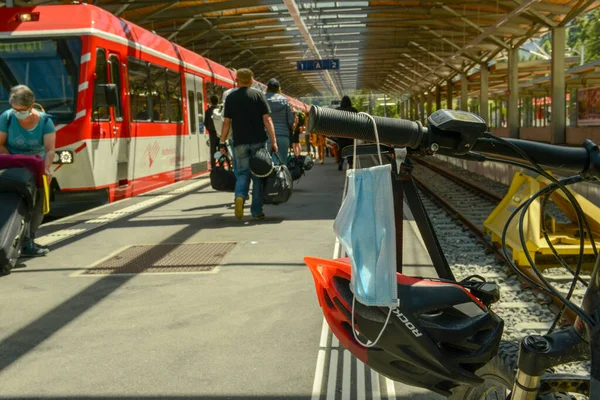 Zermatt Suiza Julio 2020 Máscara Colgada Del Manillar Una Bicicleta — Foto de Stock